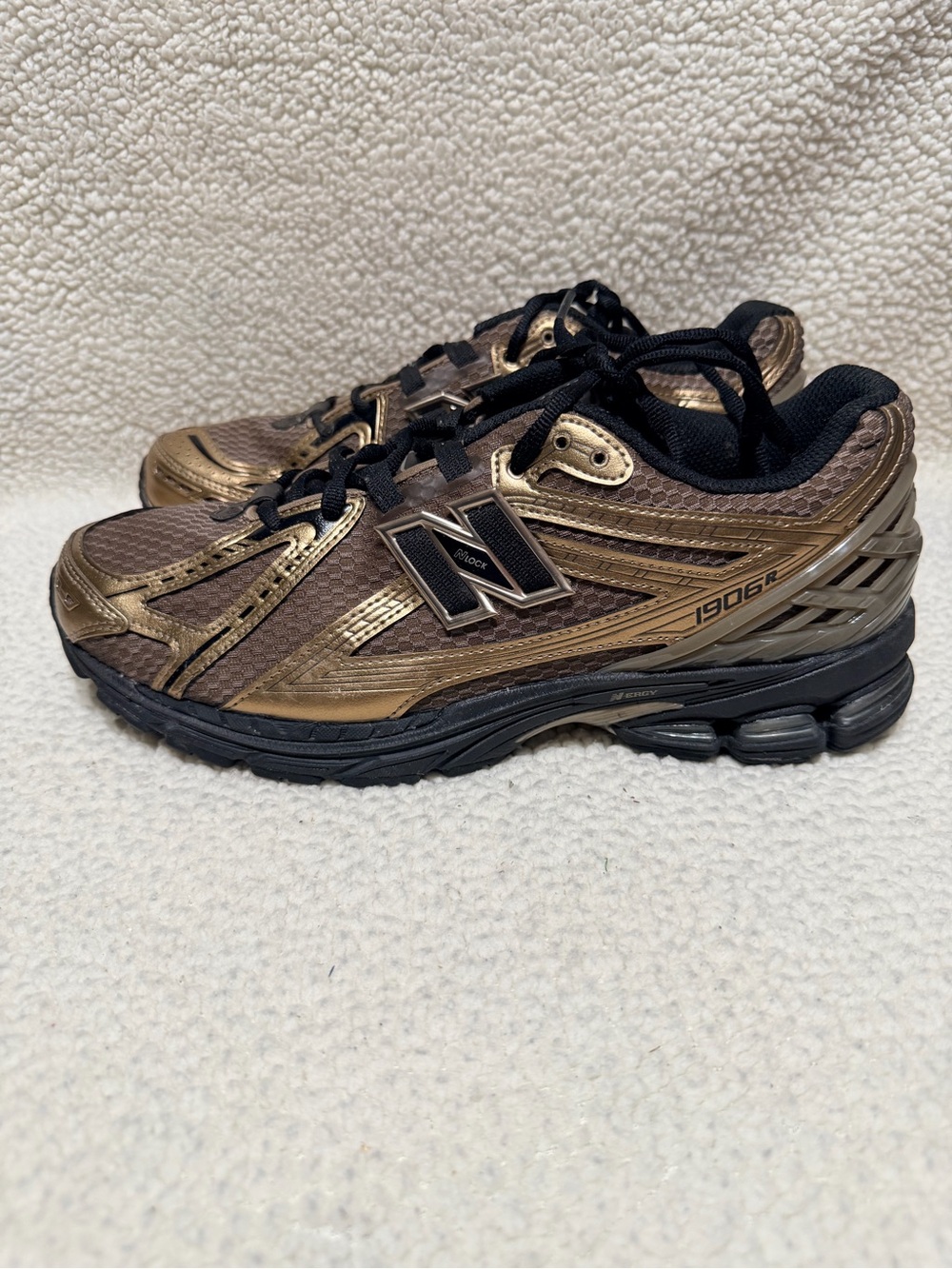 New Balance 1906R Men’s Size 9 Women’s Size 10.5
